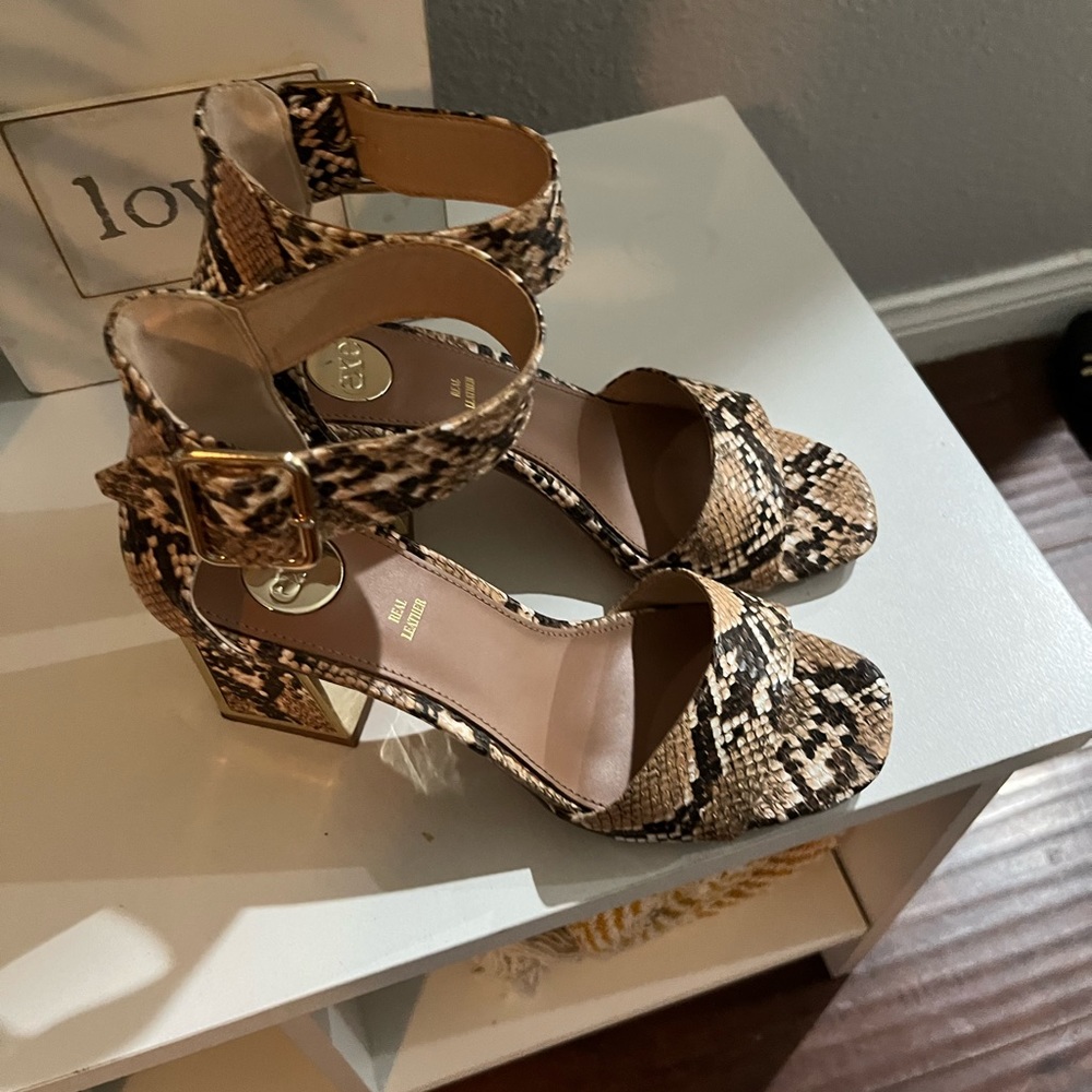 Ladies heels size 7.